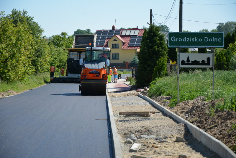 Drogowcy kładą nawierzchnię na Żołyńskiej